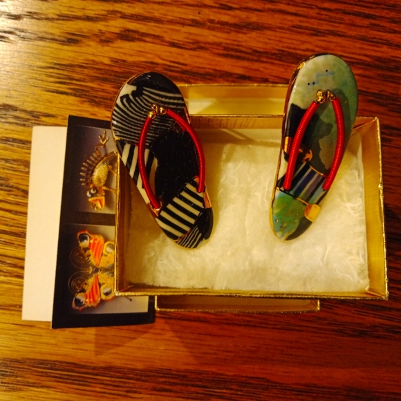 NIB porcelain art jewelry 2 flip flop PINS Cynthia Chuang - Picture 2 of 3